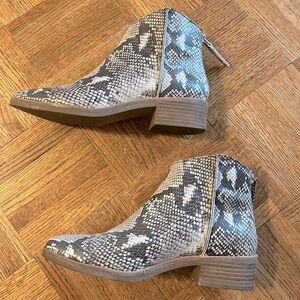 Dolce Vita Tavin Faux Snakeskin Leather Western Gray Zip Ankle Boots Siz…
